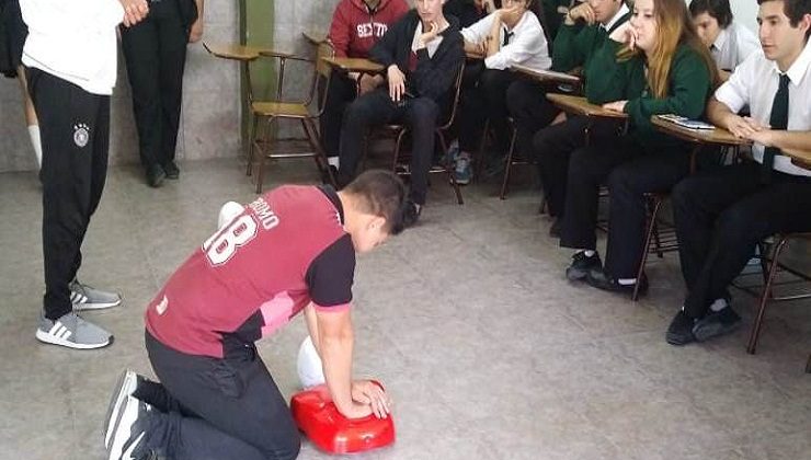 Alumnos de diferentes escuelas se capacitan en técnicas de RCP