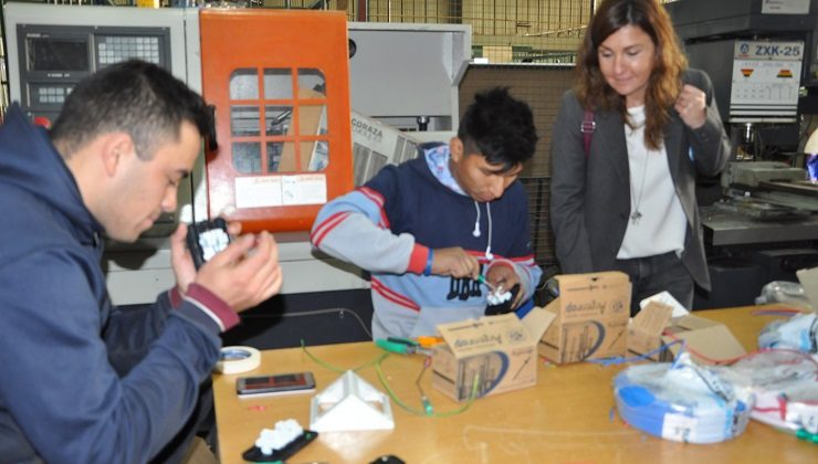 La ministra Calderón visitó a los alumnos que construyen stands para la Feria de Ciencias