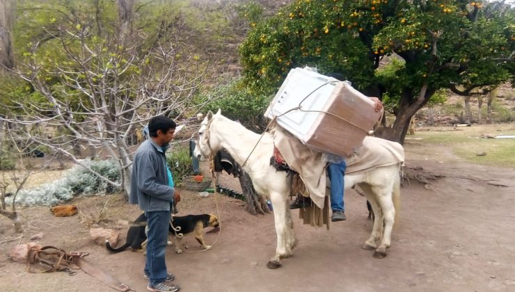 Tras cinco horas de travesía en las sierras, le llevaron heladeras solares a dos familias