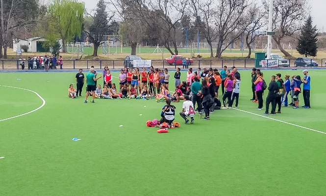 Clínica de hockey en “El Ave Fénix”