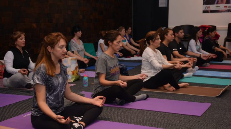 Prestigiosa instructora villamercedina de nivel internacional dictó clases de yoga en el Molino Fénix