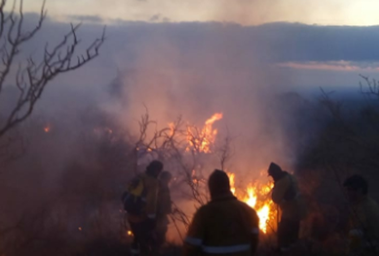 Sofocaron el incendio en cercanías a Villa de La Quebrada que se había iniciado el viernes.