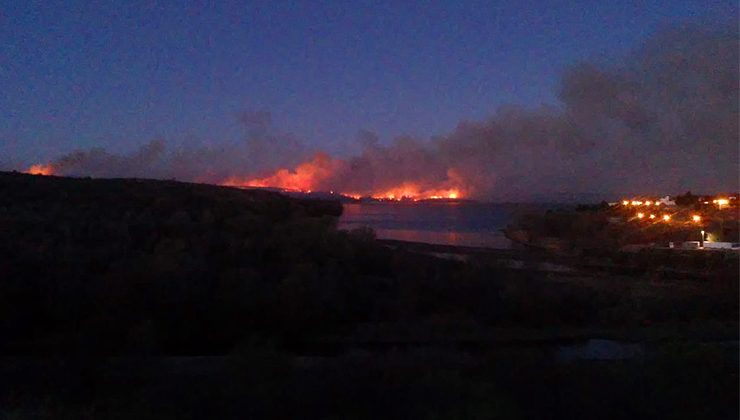 Bomberos luchan contra un incendio forestal en El Trapiche