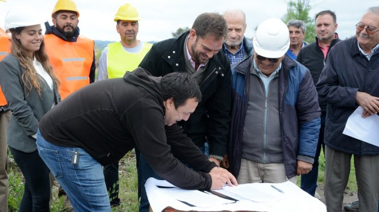 Para fomentar la producción y el empleo local, comenzó la construcción de viveros en el dique Cruz de Piedra