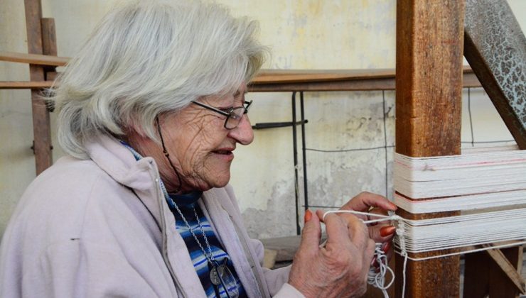 Fábrica artesanal de alfombras: manos que continuarán tejiendo