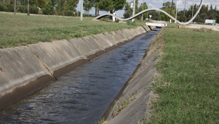 ¿Cómo es el sistema de conducción de agua cruda por canales?