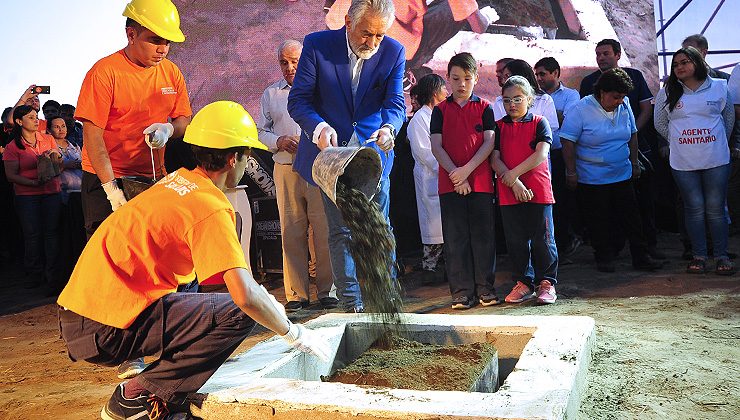 Rodríguez Saá colocó la piedra fundamental y homenajeó a Ramón Carrillo, en un día histórico para la salud provincial