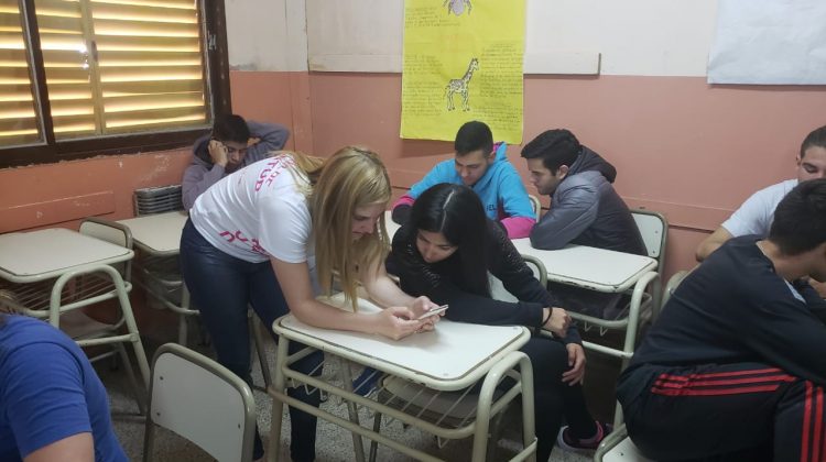 Jóvenes recorrieron escuelas del departamento Belgrano para acercar el nuevo test vocacional