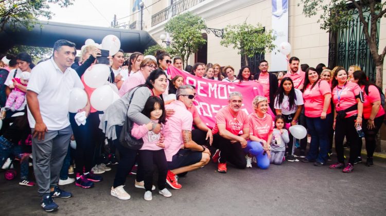 Jóvenes puntanos participaron de la caminata por la lucha contra el cáncer de mama