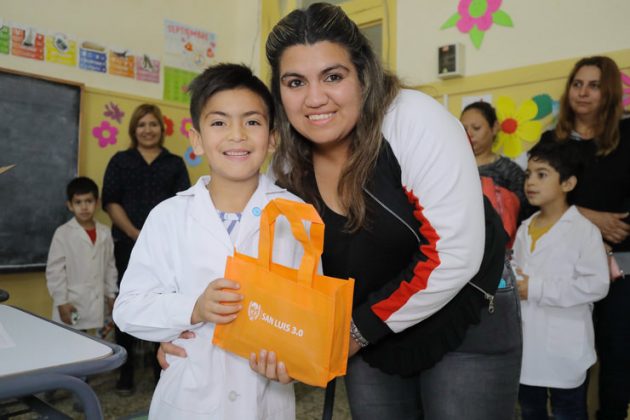 Más de 6.000 foldscope entregados a alumnos de escuelas rurales y del interior.