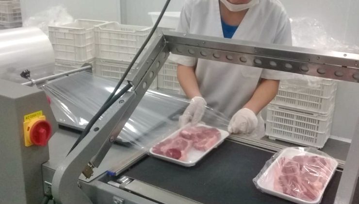 “Carnes San Luis” incorporó una máquina que empaqueta hasta 15.000 bandejas en ocho horas