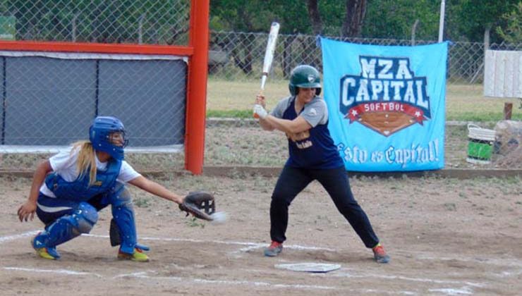 El Club Águilas de San Luis se quedó con un triangular femenino de softbol