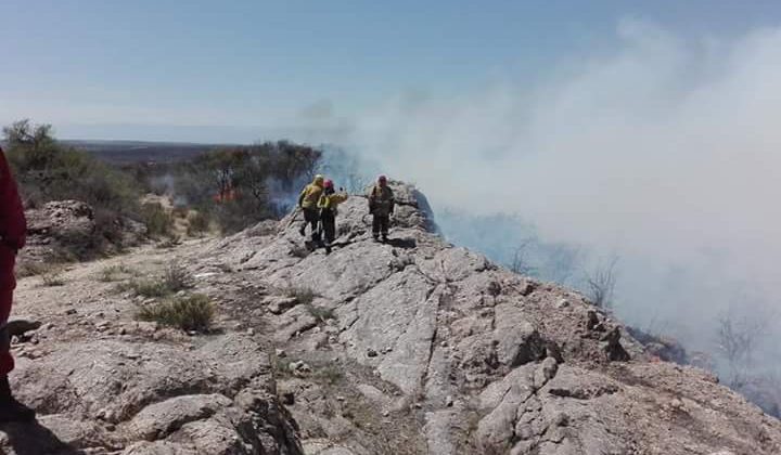 Trabajan en focos de incendio en Villa de Praga, Bajo de Véliz y Lafinur