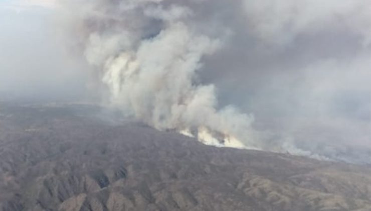 Trabajan intensamente para sofocar un incendio en Los Chañares