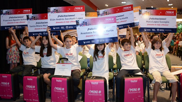 Los Mini y Mega Programadores 3.0 recibieron sus premios y se van a Estados Unidos