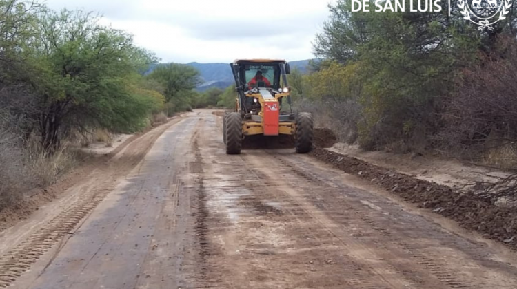 Mejoran los 27 kilómetros de ruta que unen Árbol Solo y Los Manantiales