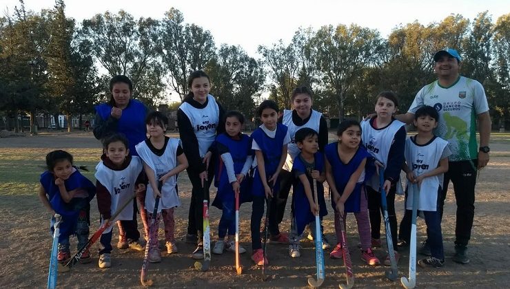 La escuelita de hockey suma la categoría “mamis”