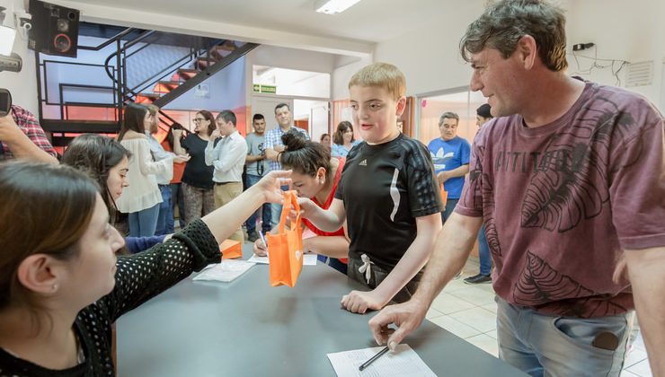 Alumnos del Centro Ailén recibieron sus tabletas