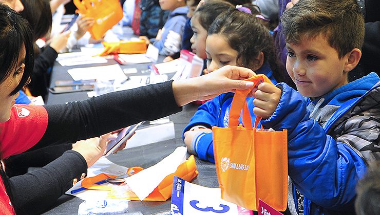 Alrededor de 1.400 niños de primer grado recibieron su tableta y este martes continúa la entrega