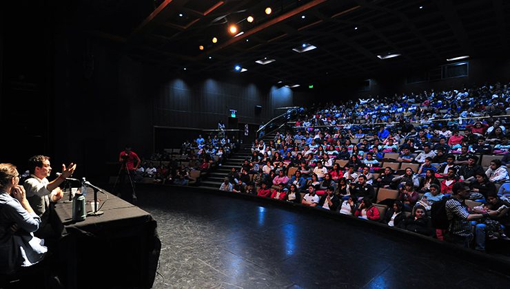 A sala llena, Gastón Pauls concientizó a jóvenes puntanos sobre adicciones