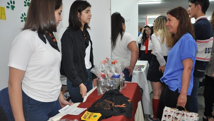 Alumnos de diferentes escuelas participaron de la Expo de Microemprendimientos