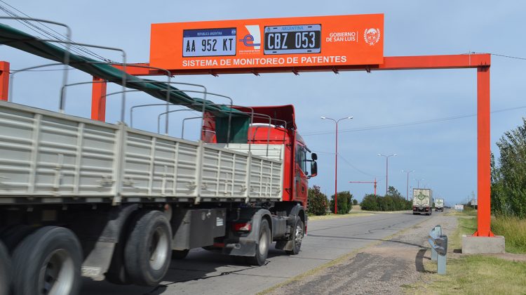 Gracias al sistema de identificación de patentes lograron recuperar el dinero robado de una camioneta