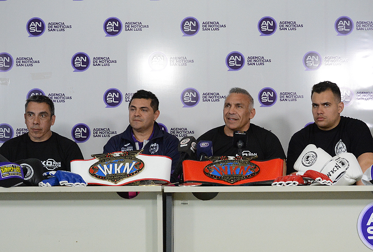 "Acero" Cali junto al funcionario de Deportes e integrantes de la organización del K.O. San Luis.