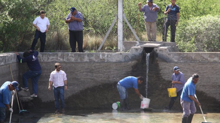 San Luis Agua realizó la limpieza de la cisterna de Villa de la Quebrada