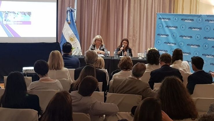 La ministra Calderón disertó sobre los sistemas de información educativos de San Luis