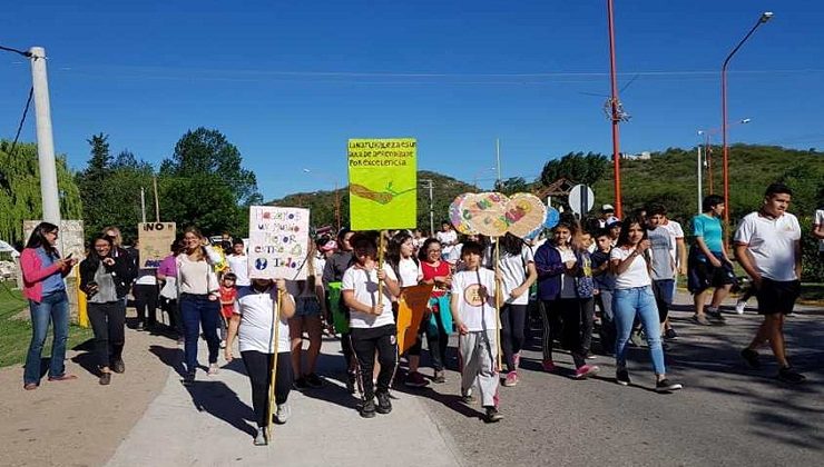 Chicos y grandes protagonizaron la caminata ambiental de la Escuela Generativa “Horizonte”