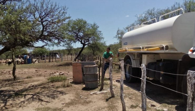 El Gobierno provincial llegó con camiones cisterna a Santa Rita y El Valle