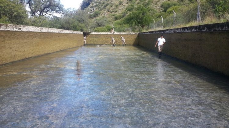 Interior: limpieza de cisterna en Acueducto Luján