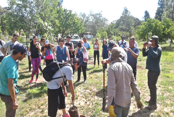 Participantes del taller plantaron frutales en el monte frutal de la institución.