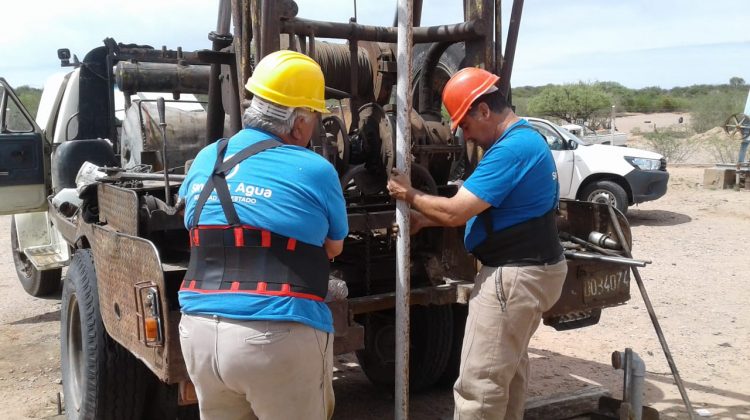 Nuevas maniobras técnicas mejoran el abastecimiento hídrico de agua cruda en el paraje Puesto Balzora