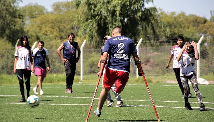 Se desarrolló un encuentro de fútbol adaptado en “El Ave Fénix”