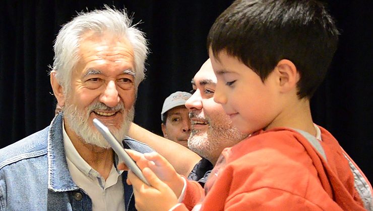 El gobernador acompañó a los alumnos de primer grado que recibieron las tabletas