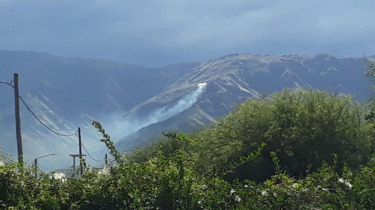 Combaten dos focos de incendio en la Sierra de los Comechingones