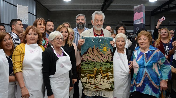 El gobernador inauguró la fábrica de alfombras artesanales “Tecla Funes”