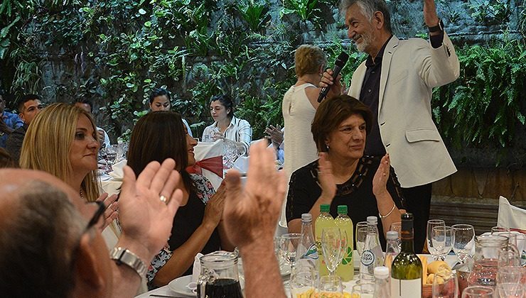 Un encuentro muy especial: el gobernador brindó con las “solas y solos” del Plan Solidario