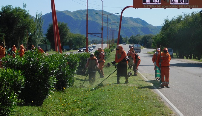 Intensifican los operativos de desmalezado y limpieza en las rutas y autopistas provinciales