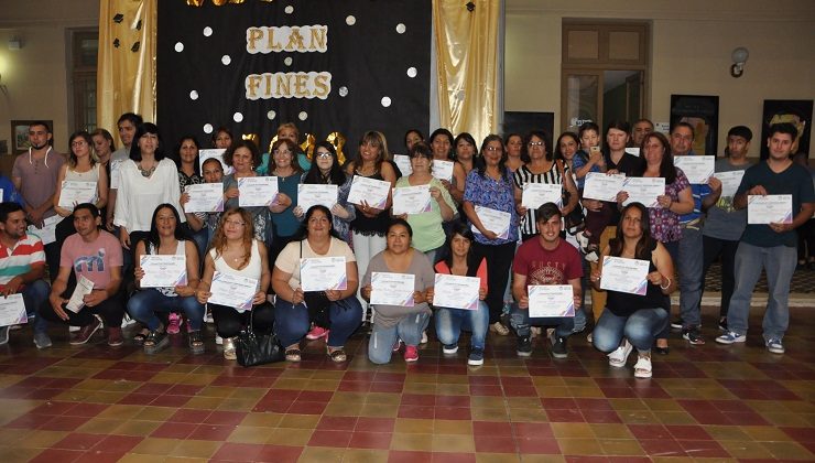 Más de 150 alumnos recibieron su certificado de finalización de estudios primarios y secundarios