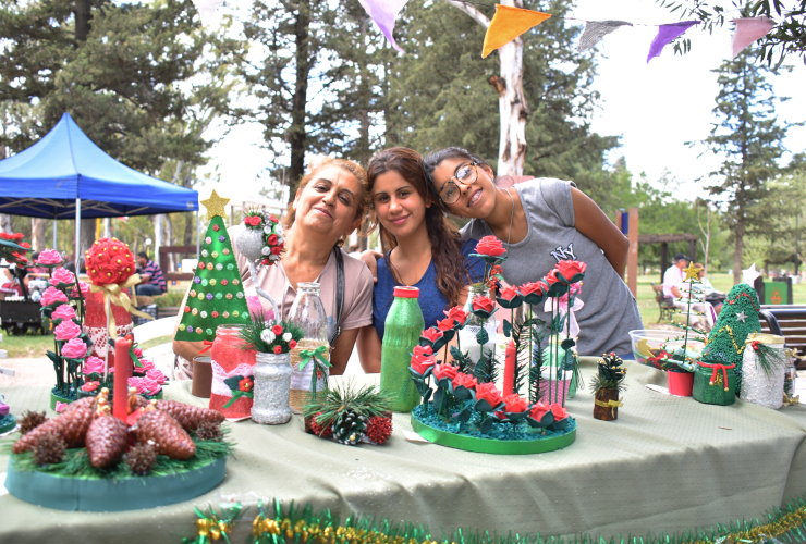 Marta acompañada de su hija y una amiga en su stand "Marta y Cotillón".