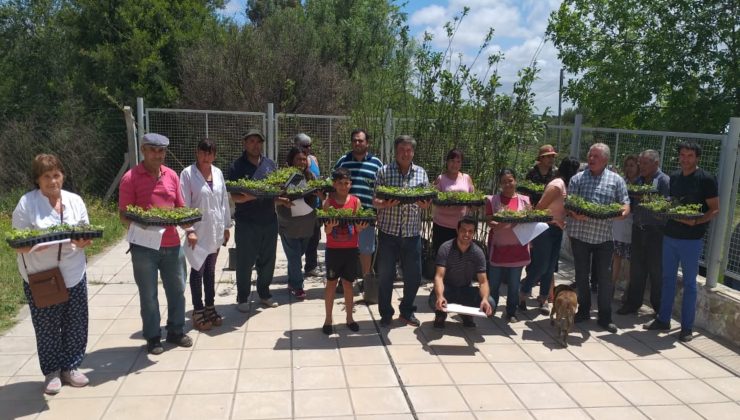 El Gobierno provincial entregó kits frutihortícolas en tres nuevos parajes