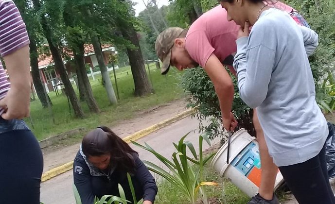 Jóvenes de El Trapiche colaboran con la limpieza de su localidad