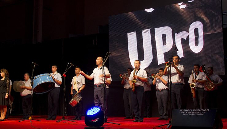 “Redimidos” y la Banda de la V Brigada dieron color al multitudinario acto de egresados de la UPrO