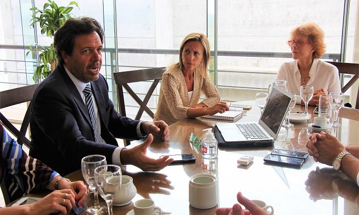 La ministra de Salud mantuvo la primera reunión para la implementación del robot quirúrgico “Da Vinci”