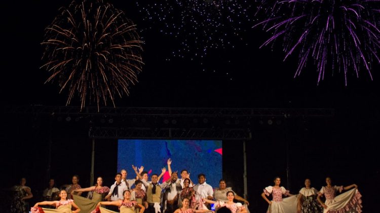 Una multitud disfrutó del Festival de las Aguas Claras entre música, baile y comidas típicas