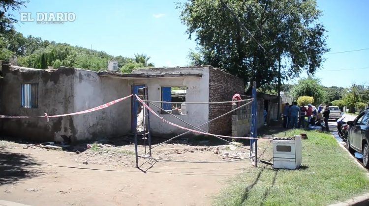 Trabajadores del Plan Solidario colaboran con una familia que sufrió un derrumbe