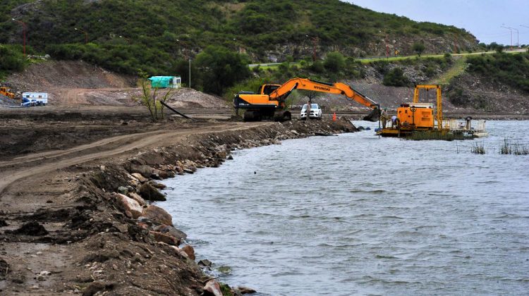 Dique Cruz de Piedra: ya recuperaron 10 hectáreas y nivelaron más de mil metros de costa