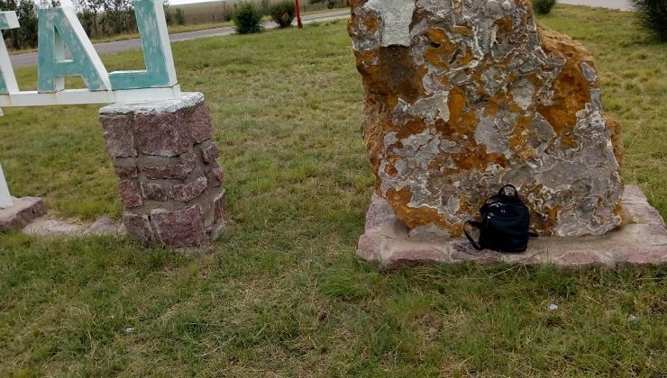 Una buena acción: policías de La Toma devolvieron una cartera extraviada a una turista